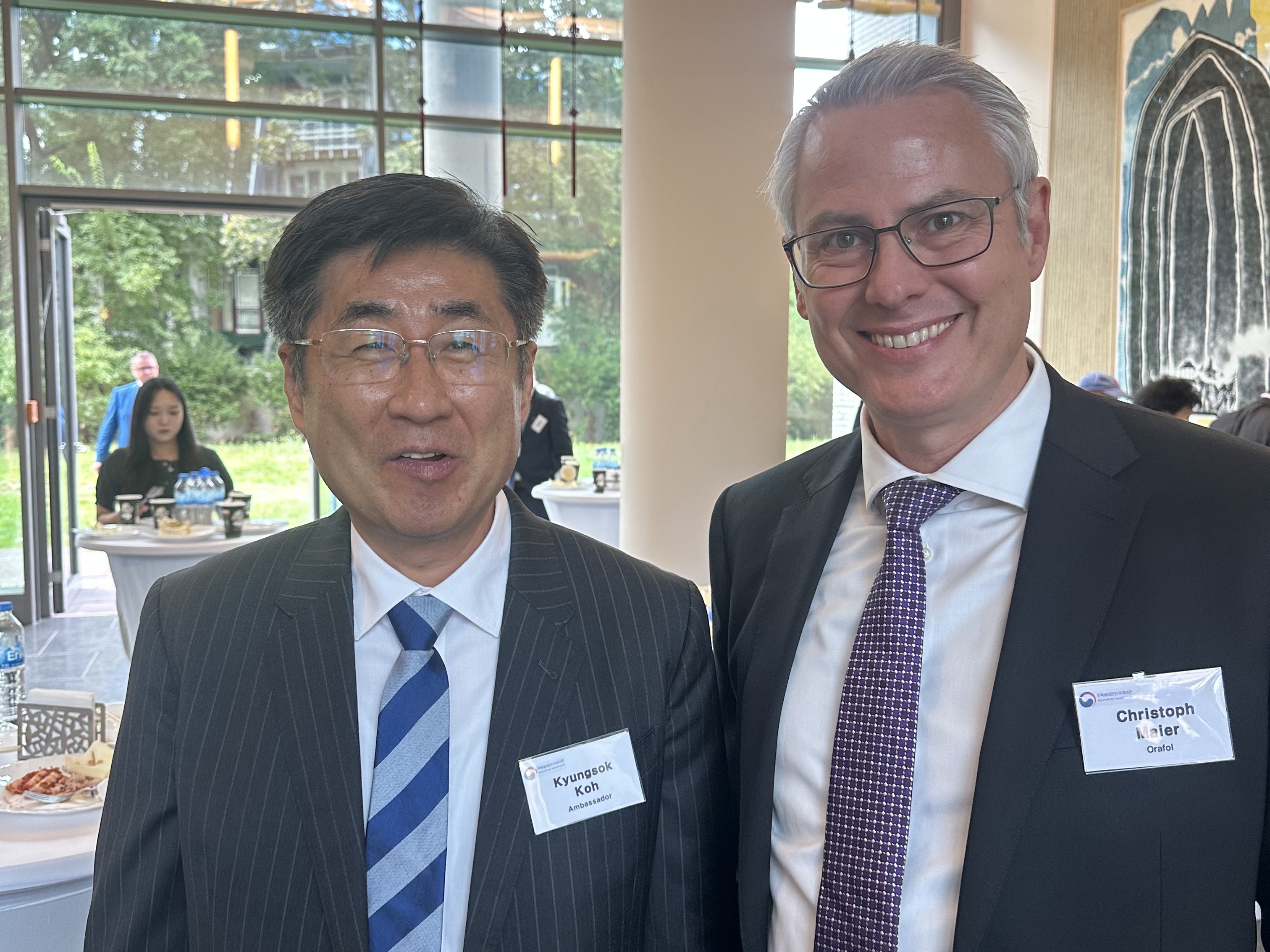 V.l.: S.E. Kyungsok Koh, Botschafter der Republik Korea in Deutschland, mit Christoph Maier, Senior Vice President Finance & Accounting der ORAFOL Group, beim wirtschaftspolitischen Austausch in der südkoreanischen Botschaft | BERLINboxx